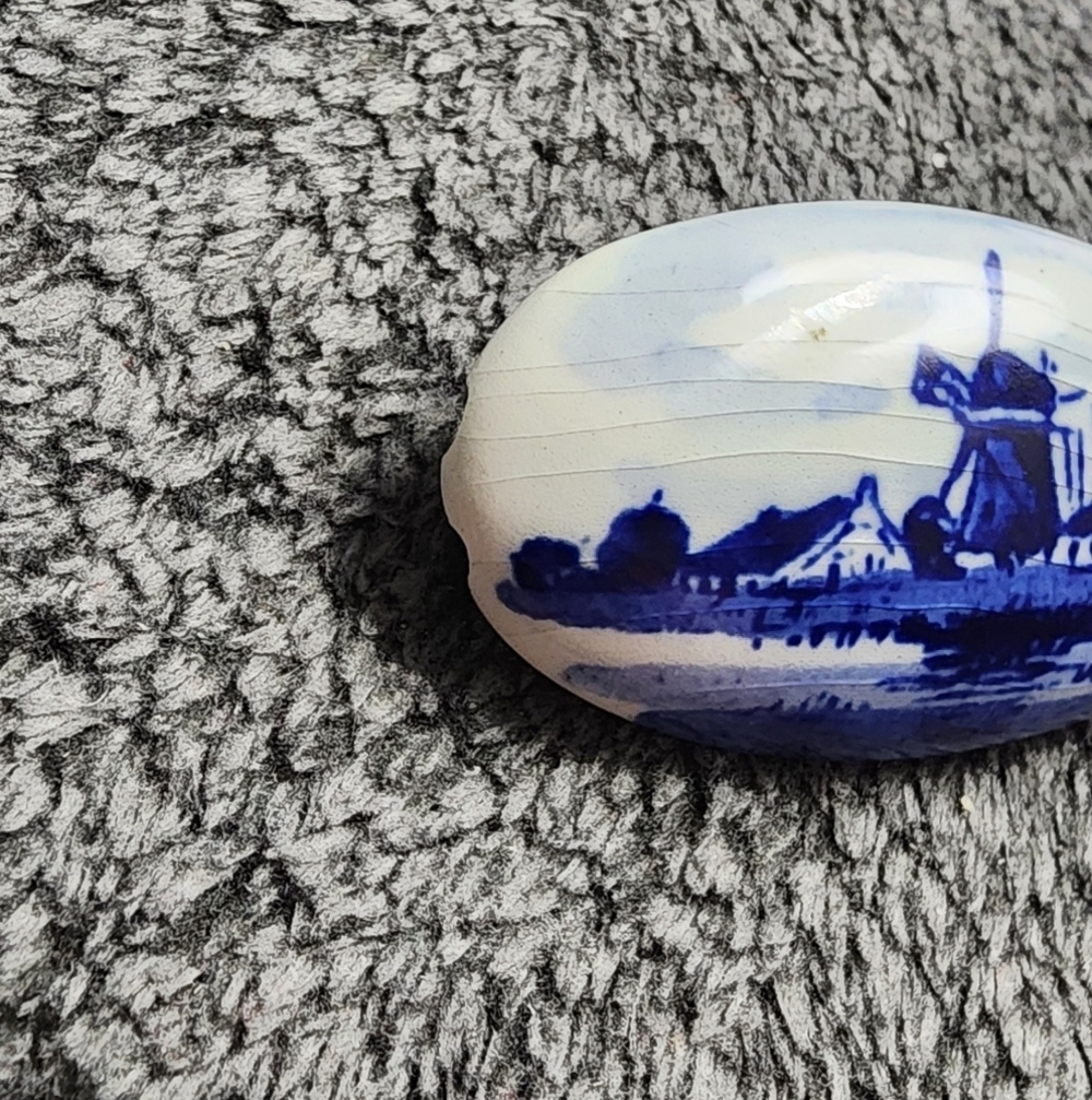 Vintage Blue Delft Holland Hand Painted White Porcelain Brooch - Picture 9 of 10